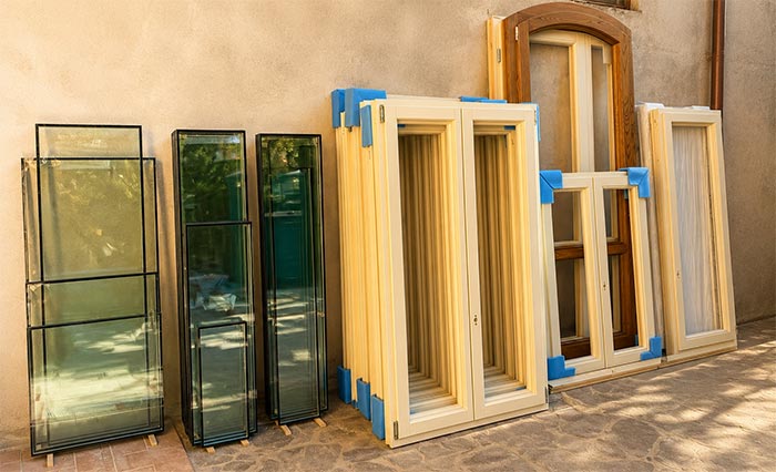 infissi in legno conto terzi-pronti per l'installazione